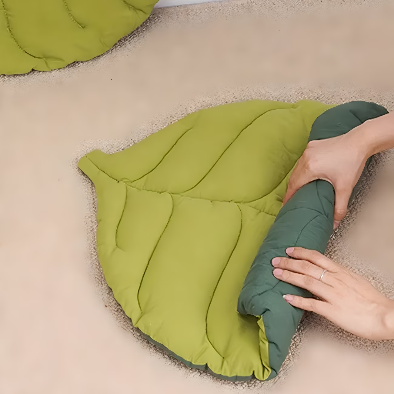 Comfortable leaf-shaped pet mat, made of polyester fiber, washable.